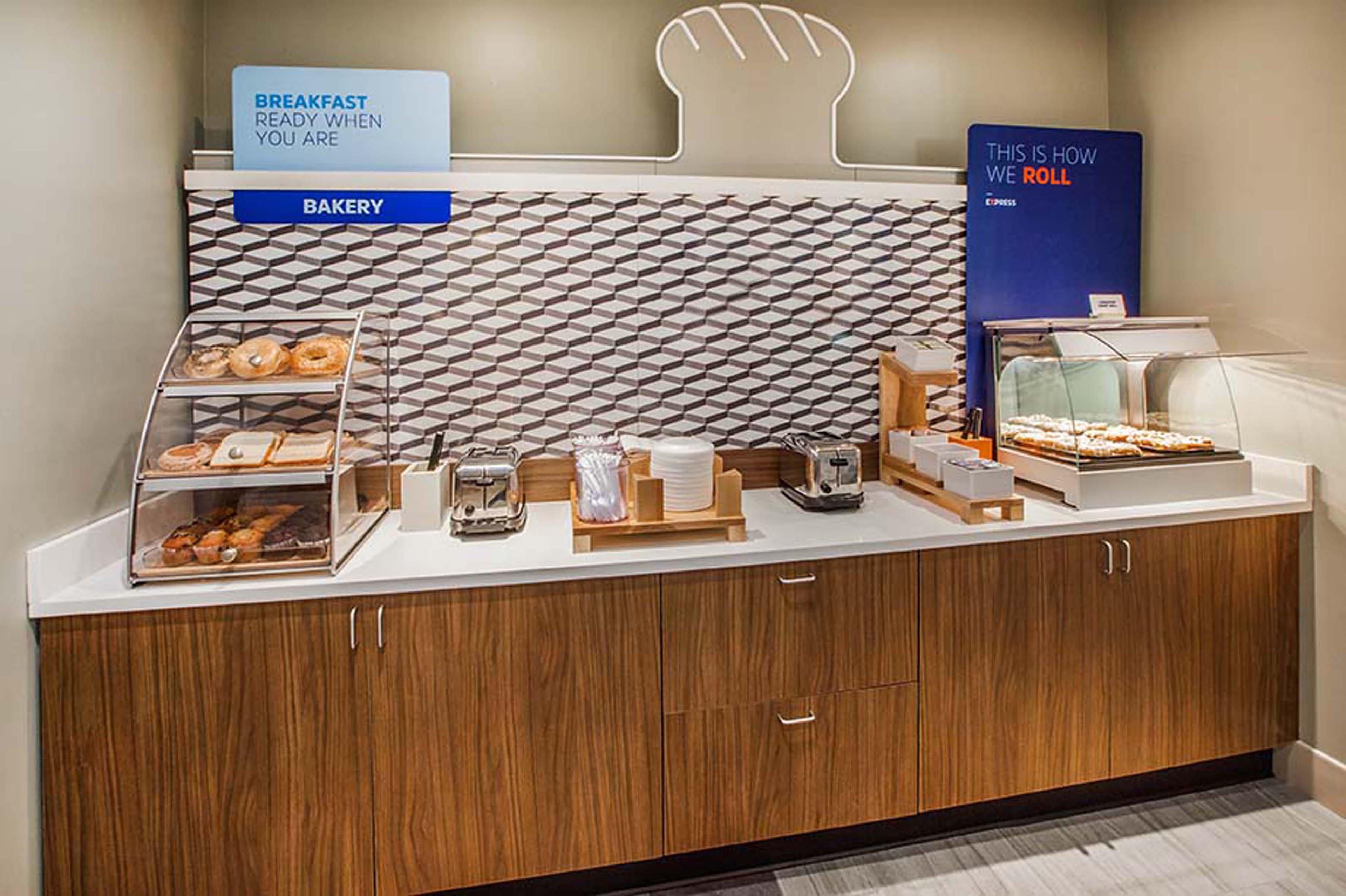 Holiday Inn Express & Suites Greenwood Mall By Ihg Εξωτερικό φωτογραφία